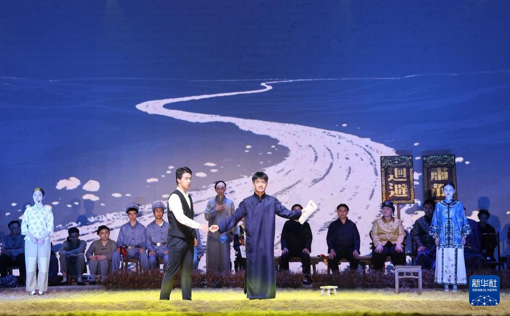 把经典阅读搬上舞台——北京中学生演绎话剧《呐喊》 把经典阅读搬上舞台——北京中学生演绎话剧《呐喊》