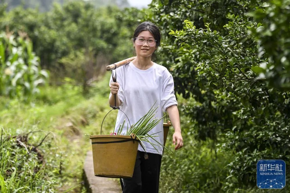 火遍全网的“扁担女孩”，婉拒资助后，找了一份暑假工，时薪12元
