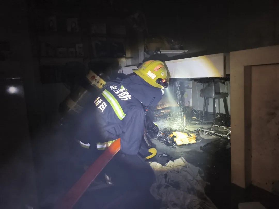 手机店凌晨冒出阵阵黑烟!近期多发,高度警惕 手机店凌晨冒出阵阵黑烟!近期多发,高度警惕