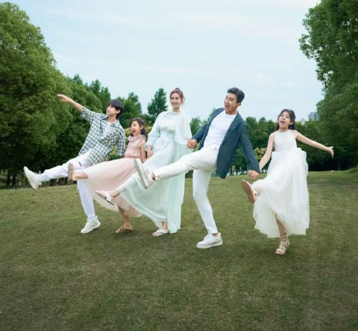 刘畊宏女儿小泡芙小学毕业,写长信祝其毕业快乐:你独特而美好,不必用分数证明自己 刘畊宏女儿小泡芙小学毕业,写长信祝其毕业快乐:你独特而美好,不必用分数证明自己