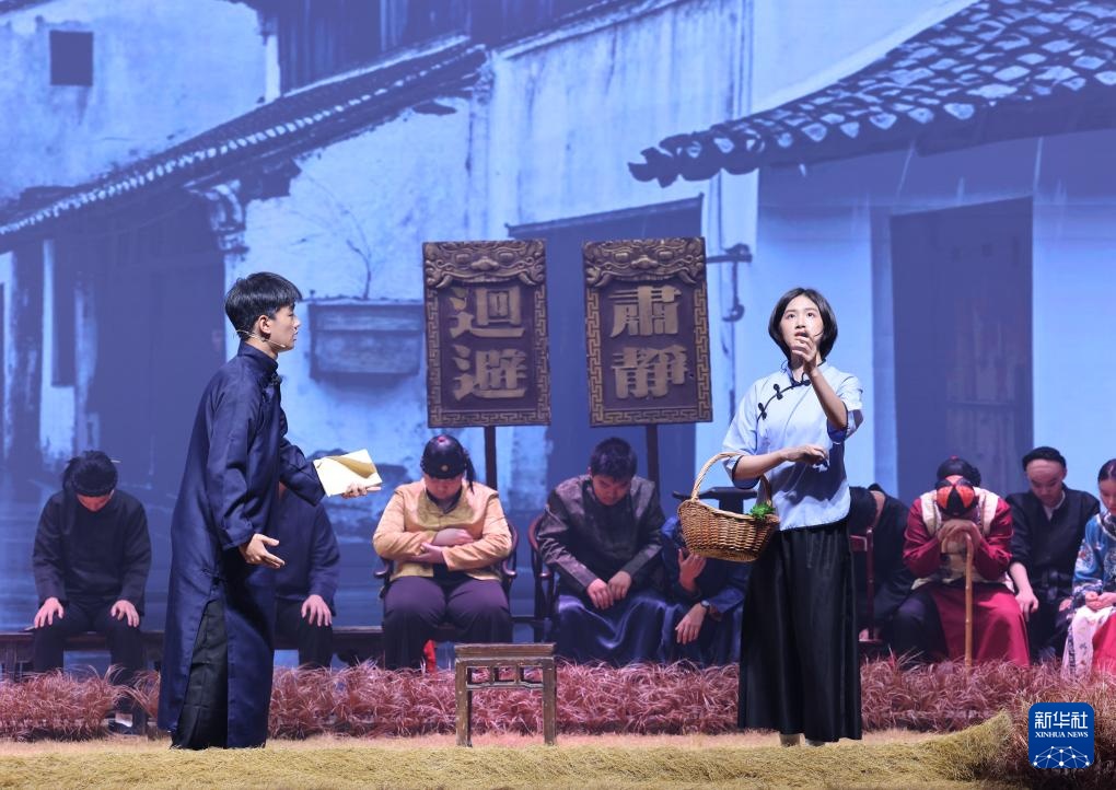 把经典阅读搬上舞台——北京中学生演绎话剧《呐喊》 把经典阅读搬上舞台——北京中学生演绎话剧《呐喊》