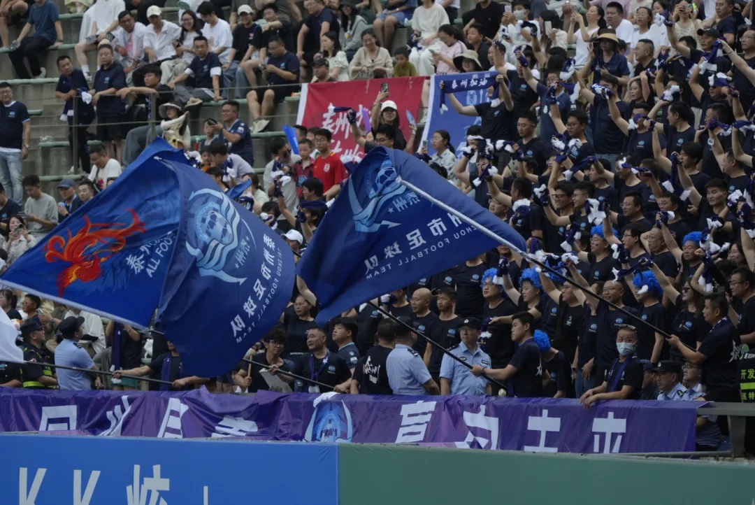 扬州队VS泰州队，1:1战平！现场球迷超20000人，呐喊声一波接一波