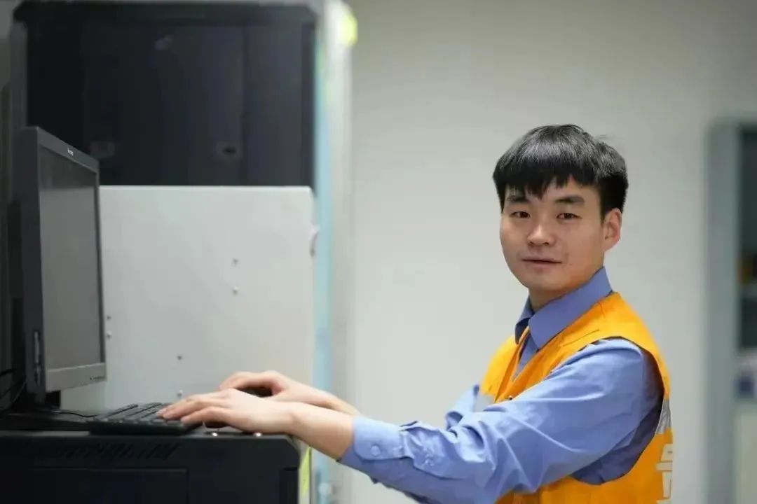 8年43次!这个铁路小伙儿,好样的! 8年43次!这个铁路小伙儿,好样的!