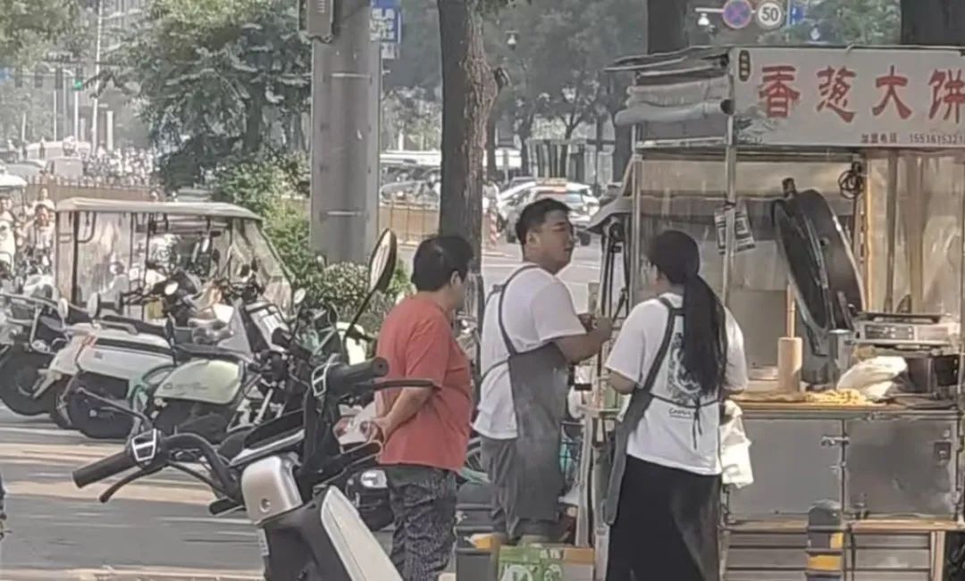 郑州街头一小摊主感动全国网友