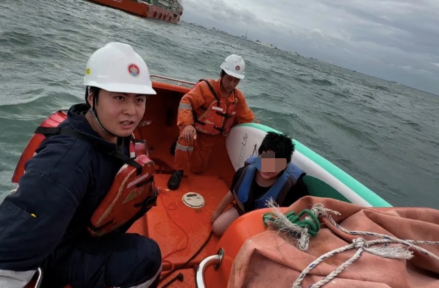 10岁小孩哥台风天海上漂流5小时被救