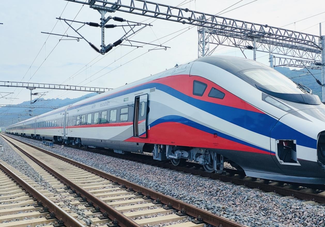 中老铁路第五组“澜沧号”动车组抵达老挝 中老铁路第五组“澜沧号”动车组抵达老挝