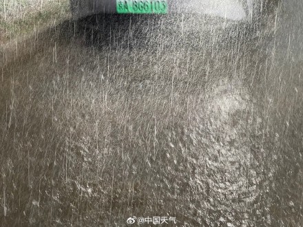 今晨北京多地现较强降雨 部分路段出现积水