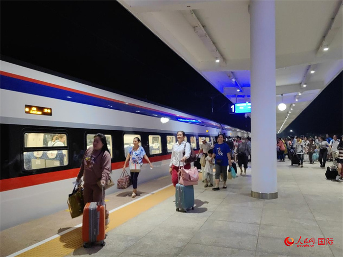 中老铁路第五组“澜沧号”动车组抵达老挝 中老铁路第五组“澜沧号”动车组抵达老挝