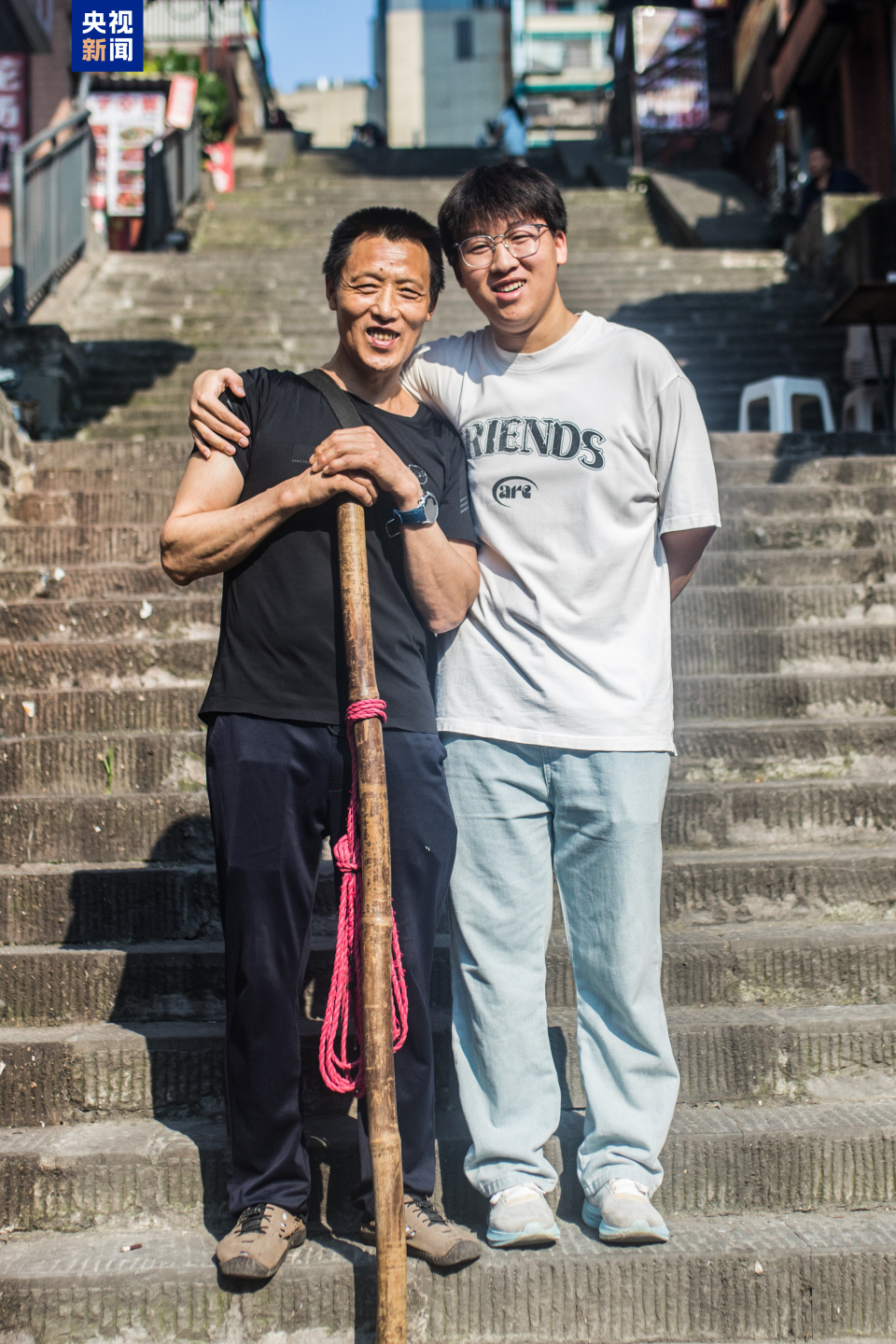 15年前，重庆“棒棒父子”刷屏全网，如今儿子高考结束，个头已超过父亲