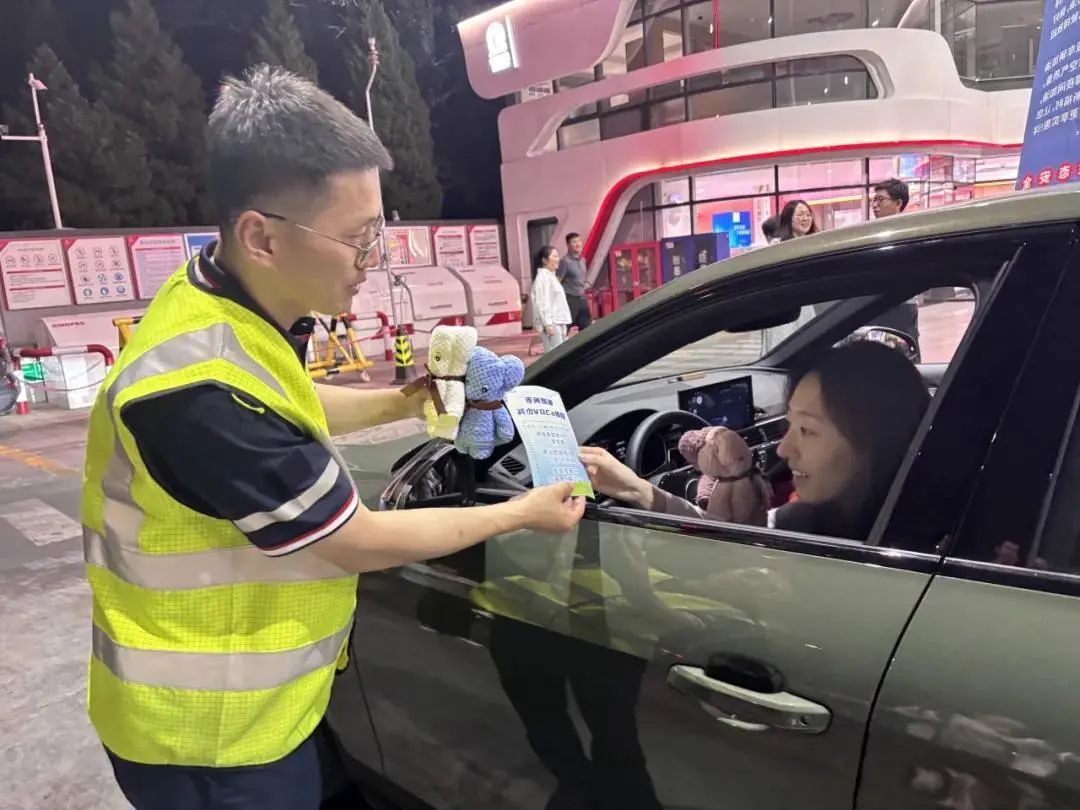 夏季高温时段加油易致污染,建议夜间错峰—— 夏季高温时段加油易致污染,建议夜间错峰——