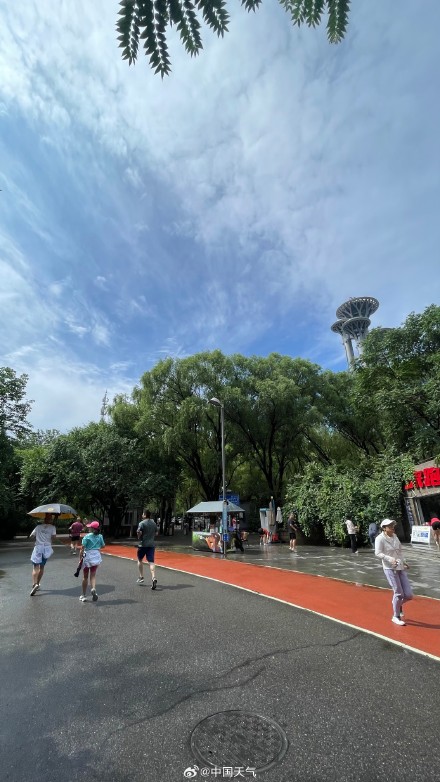 北京雨后蓝天惊艳登场 市民涌向奥森南园共享运动时光