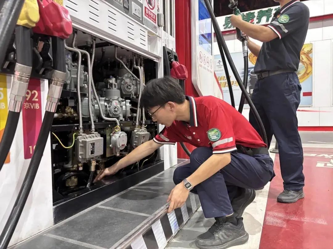 夏季高温时段加油易致污染,建议夜间错峰—— 夏季高温时段加油易致污染,建议夜间错峰——