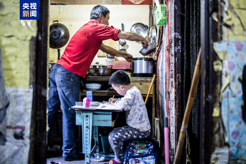 15年前，重庆“棒棒父子”刷屏全网，如今儿子高考结束，个头已超过父亲