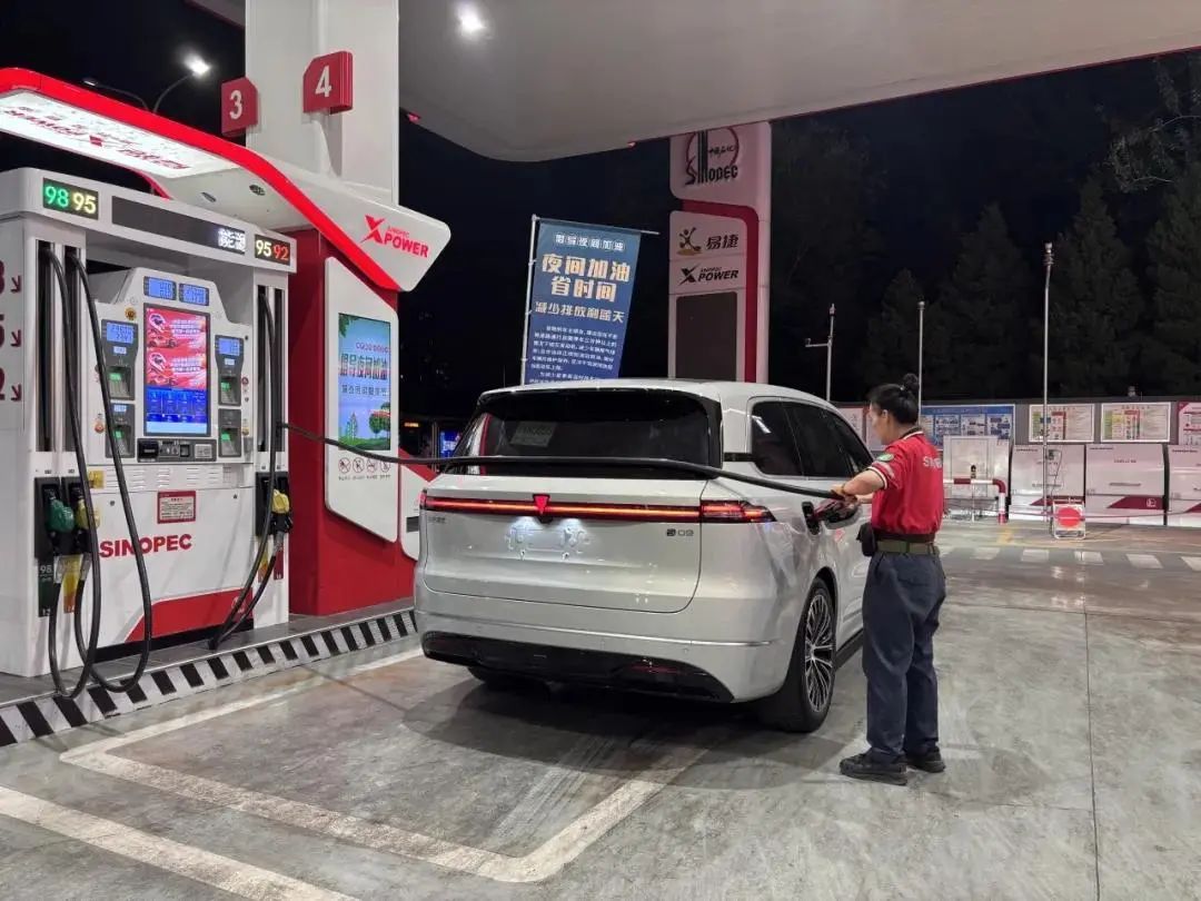 夏季高温时段加油易致污染,建议夜间错峰—— 夏季高温时段加油易致污染,建议夜间错峰——