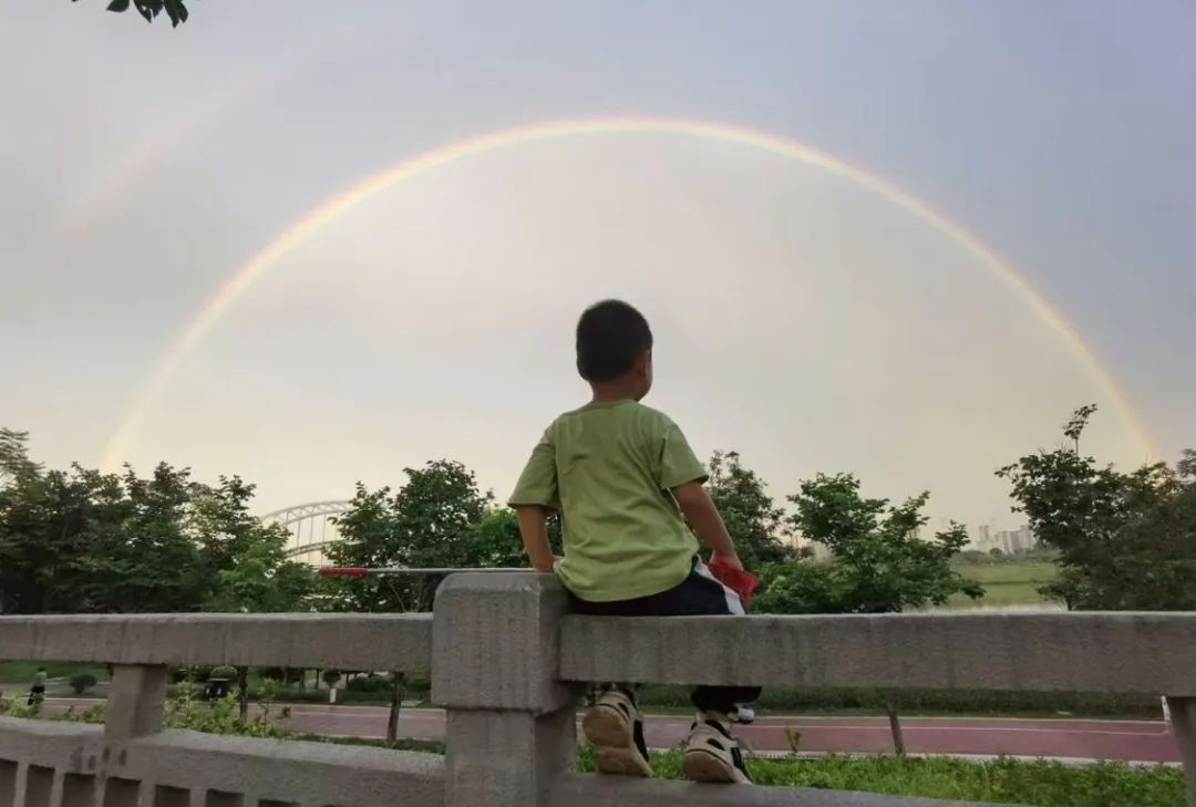 朋友圈刷屏！南宁上空现浪漫“火烧云”双彩虹！