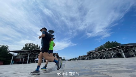 北京雨后蓝天惊艳登场 市民涌向奥森南园共享运动时光