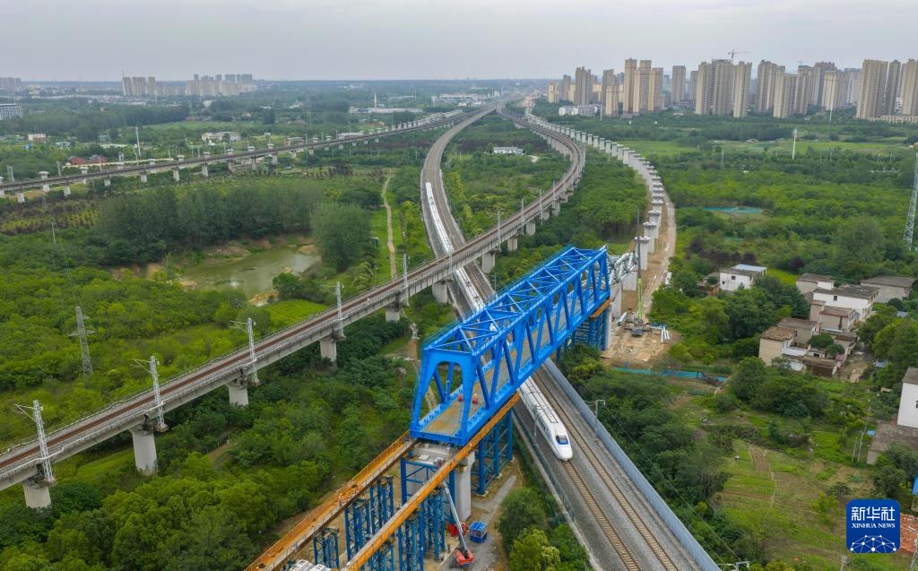 新建沪宁合高铁千吨钢桁梁顺利跨越沪蓉铁路 新建沪宁合高铁千吨钢桁梁顺利跨越沪蓉铁路