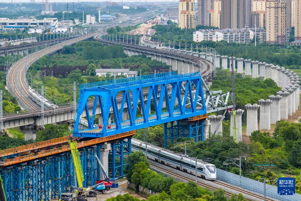 新建沪宁合高铁千吨钢桁梁顺利跨越沪蓉铁路 新建沪宁合高铁千吨钢桁梁顺利跨越沪蓉铁路