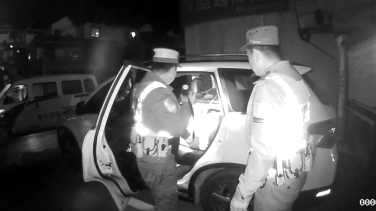 598张!铺满地!广西边境查获一批走私鳄鱼皮 598张!铺满地!广西边境查获一批走私鳄鱼皮