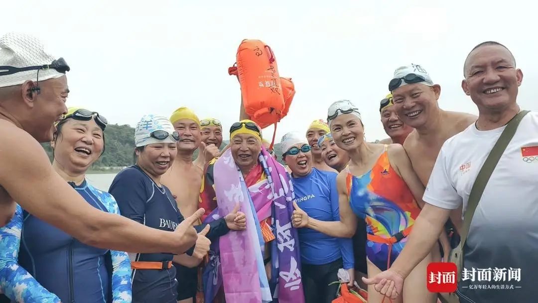 老当益壮!四川90岁老人挑战横渡长江庆生 老当益壮!四川90岁老人挑战横渡长江庆生