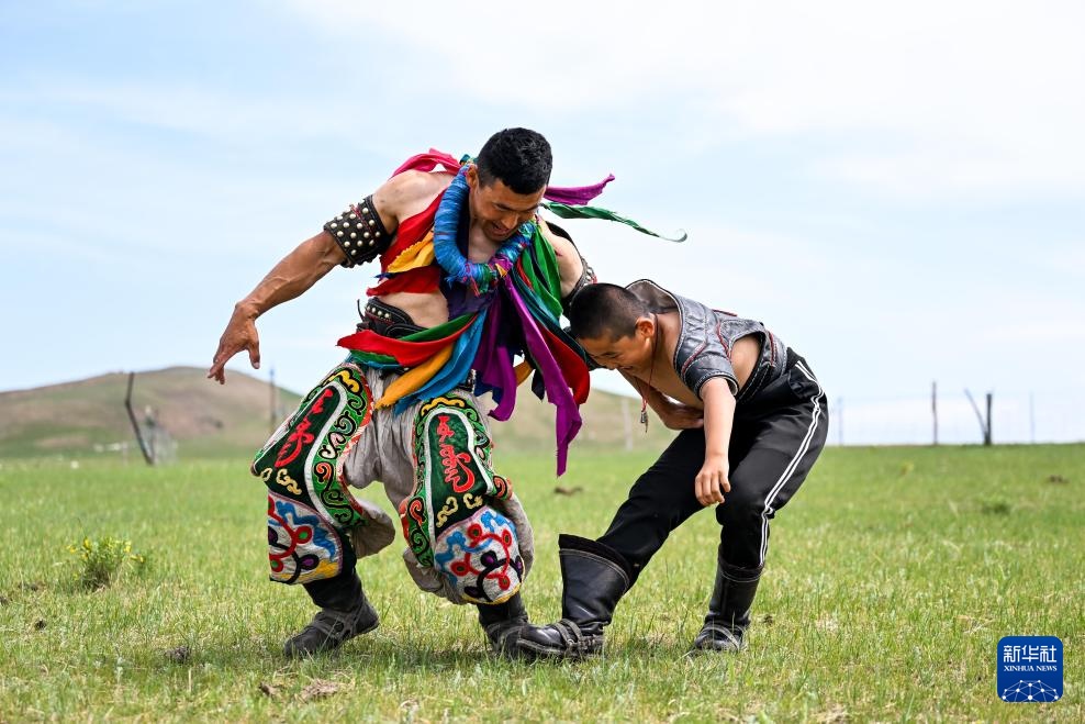 图片故事丨一起搏克吧!爸爸 图片故事丨一起搏克吧!爸爸