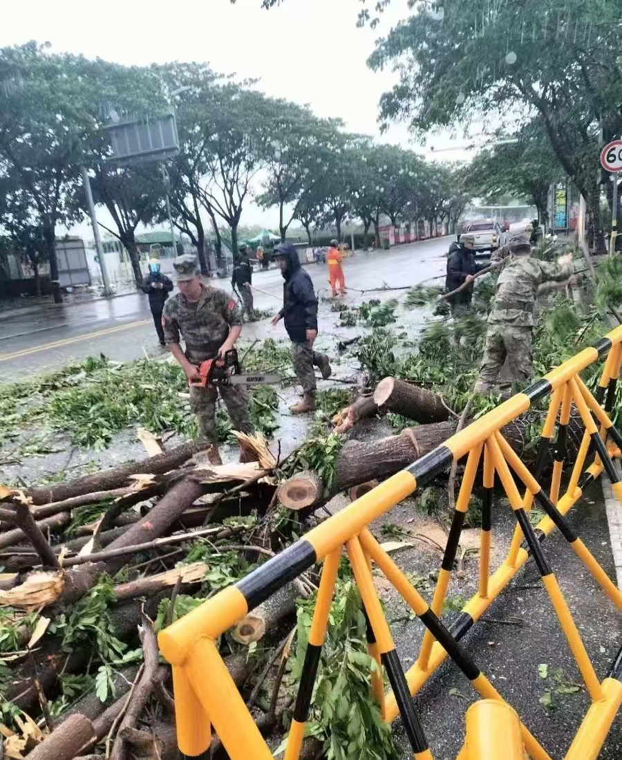 台风夜,东方市上演了一场风雨里的“生命接力”→ 台风夜,东方市上演了一场风雨里的“生命接力”→