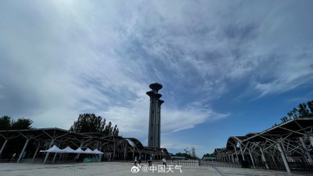 北京雨后蓝天惊艳登场 市民涌向奥森南园共享运动时光