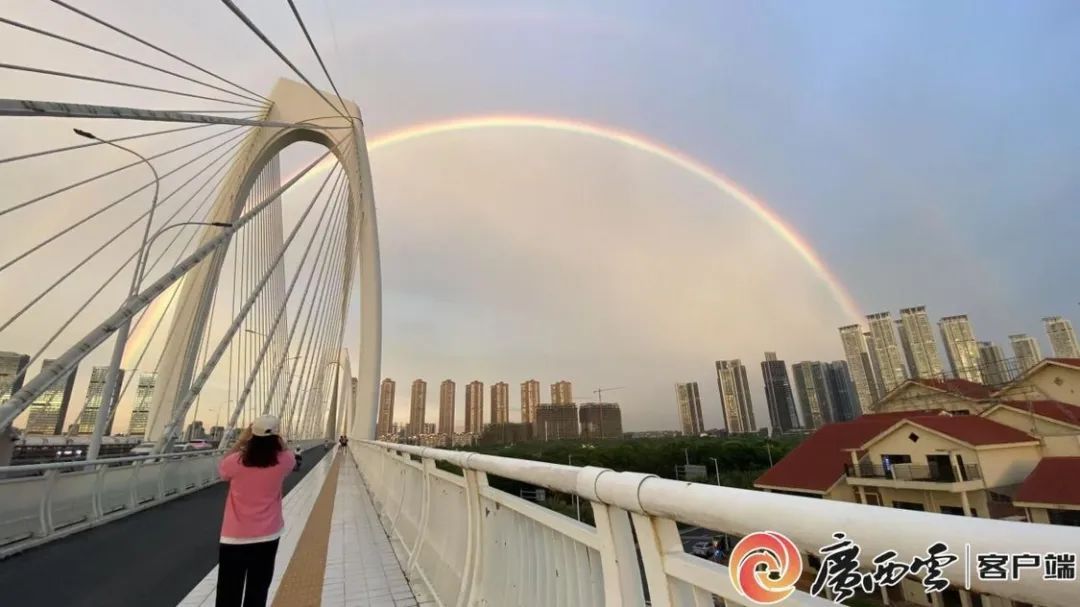 朋友圈刷屏！南宁上空现浪漫“火烧云”双彩虹！