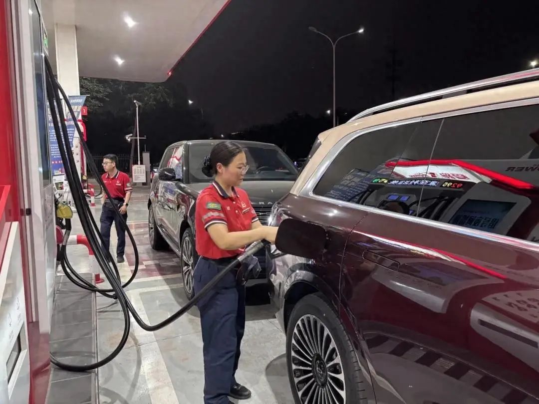 夏季高温时段加油易致污染,建议夜间错峰—— 夏季高温时段加油易致污染,建议夜间错峰——