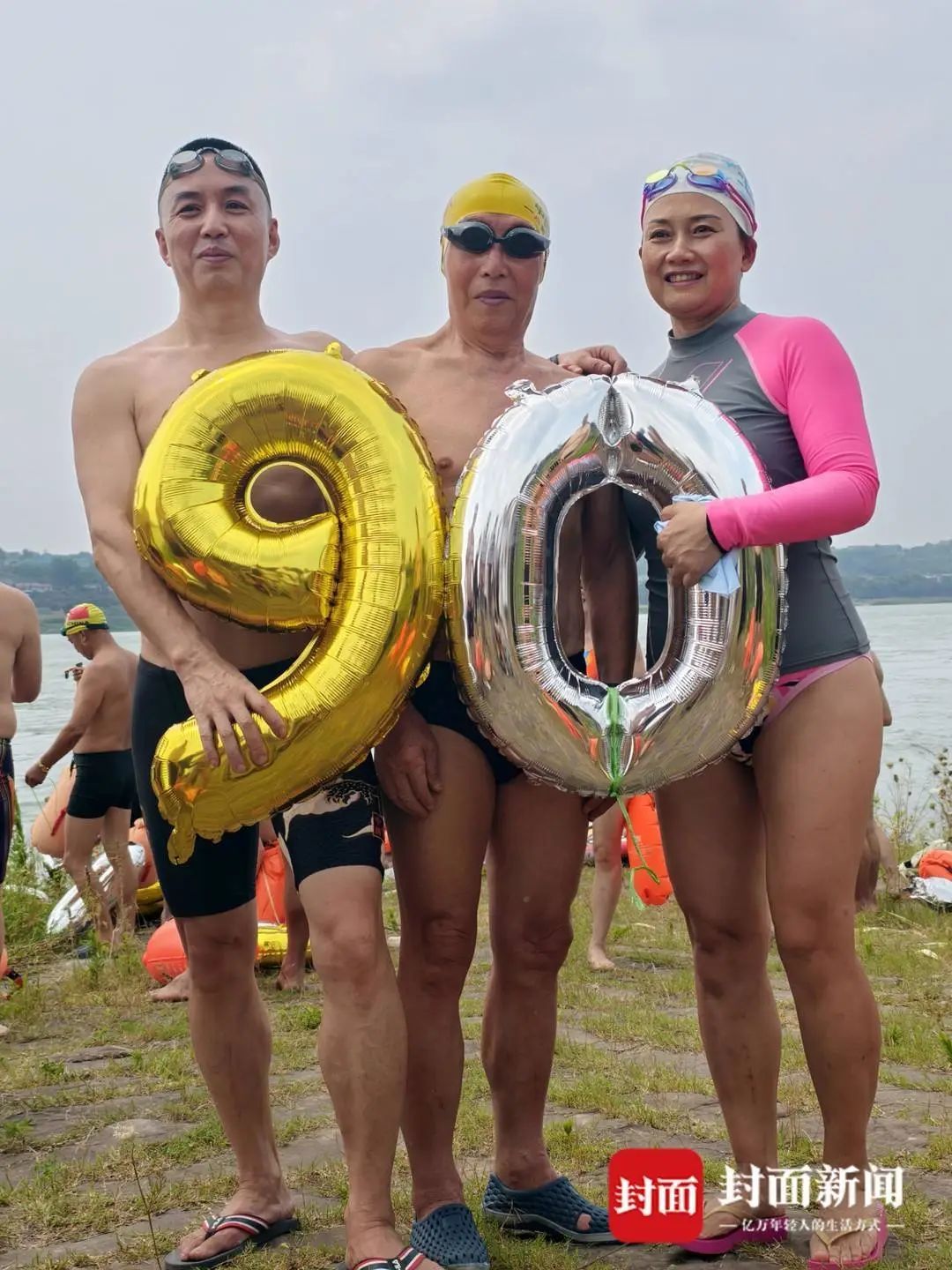 老当益壮!四川90岁老人挑战横渡长江庆生 老当益壮!四川90岁老人挑战横渡长江庆生
