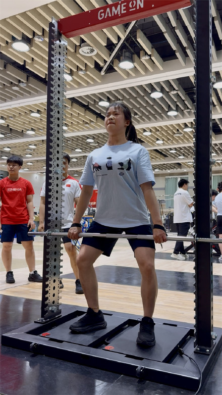 国家举重队举办体能测试 苦练体能 打好夏训基础 国家举重队举办体能测试 苦练体能 打好夏训基础
