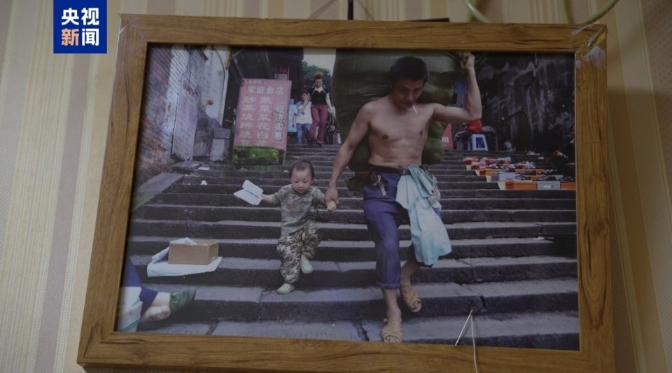 15年前，重庆“棒棒父子”刷屏全网，如今儿子高考结束，个头已超过父亲