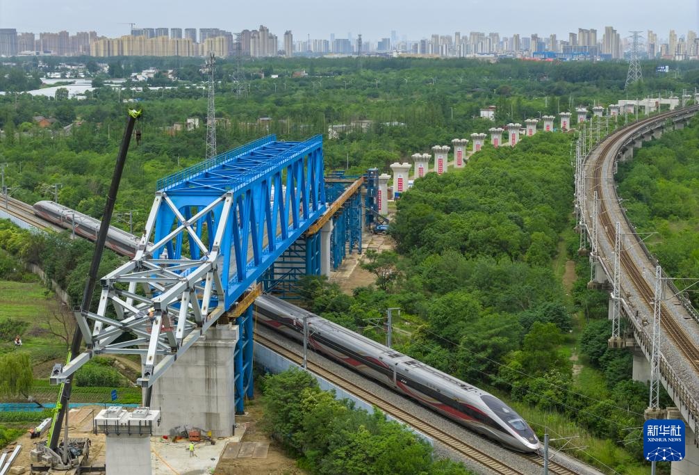 新建沪宁合高铁千吨钢桁梁顺利跨越沪蓉铁路 新建沪宁合高铁千吨钢桁梁顺利跨越沪蓉铁路