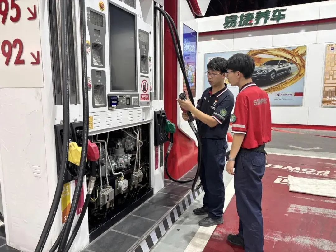 夏季高温时段加油易致污染,建议夜间错峰—— 夏季高温时段加油易致污染,建议夜间错峰——