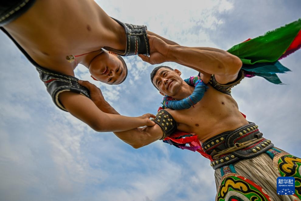 图片故事丨一起搏克吧!爸爸 图片故事丨一起搏克吧!爸爸