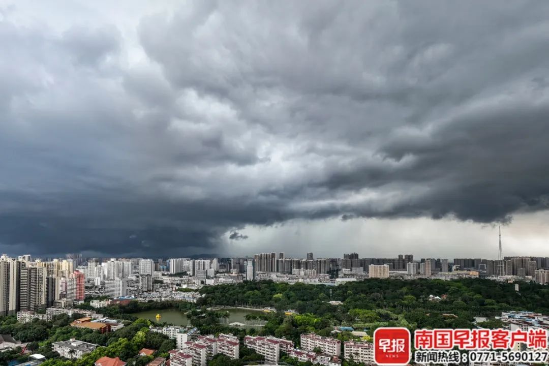 南宁“一秒天黑”！广西多地发布暴雨红色预警信号