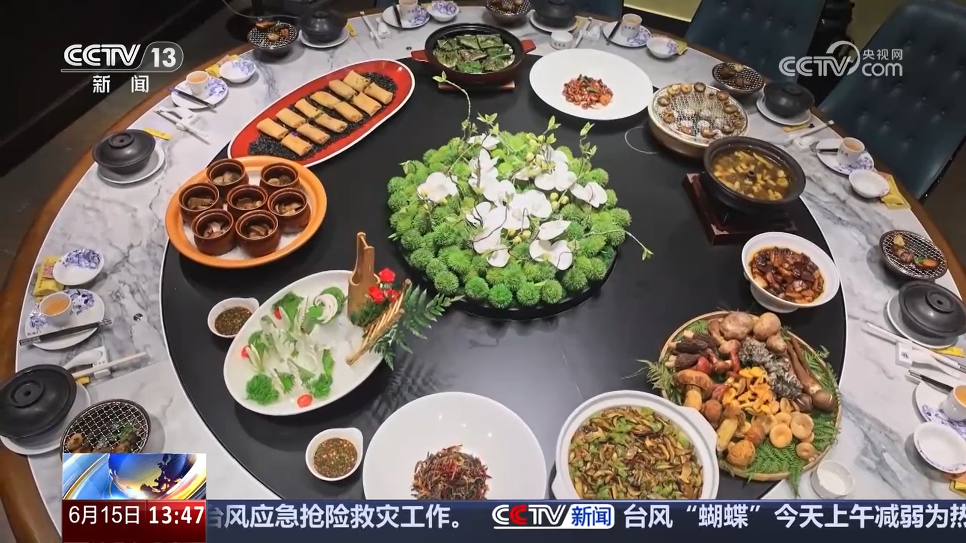 云南野生菌上市吸引游客居民来尝鲜 交易市场迎来小高峰