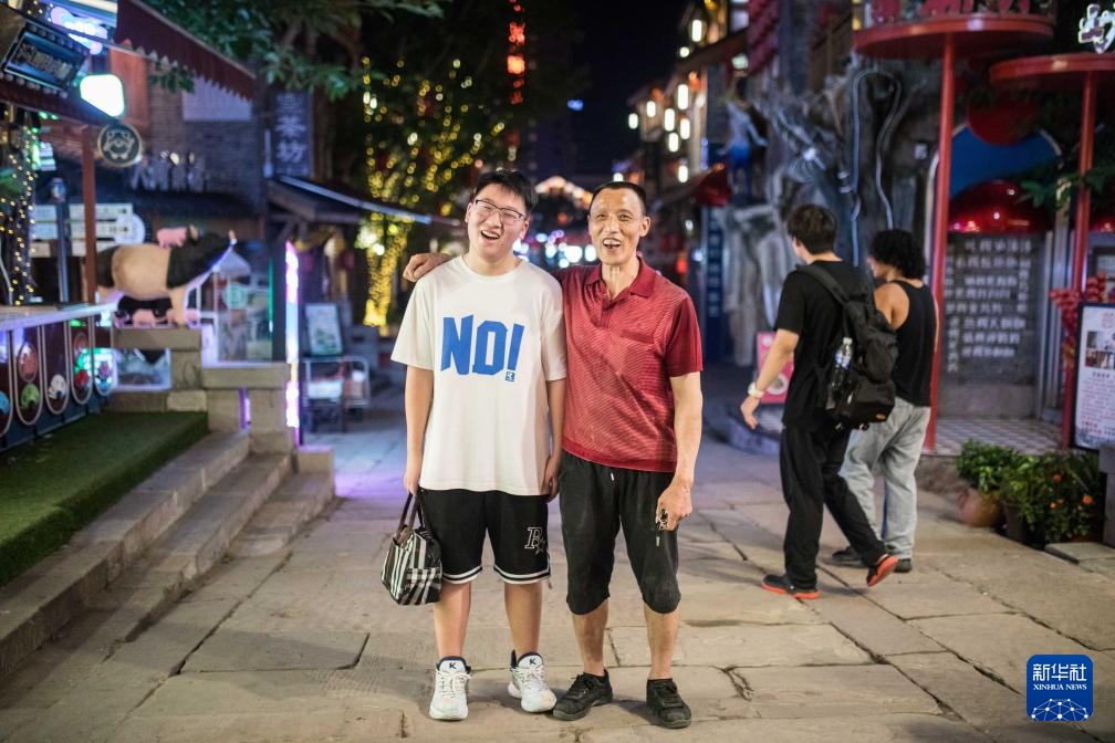温度丨父亲节，“棒棒”父亲收到了儿子的礼物