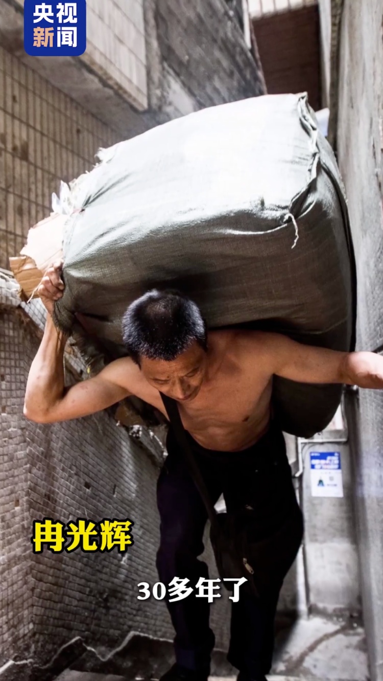 “棒棒”冉光辉和儿子,有了新合影! “棒棒”冉光辉和儿子,有了新合影!