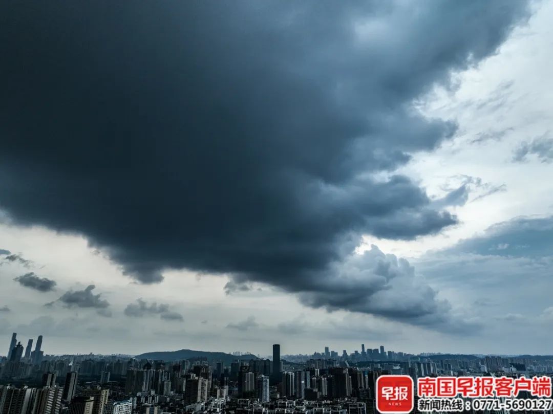 南宁“一秒天黑”！广西多地发布暴雨红色预警信号