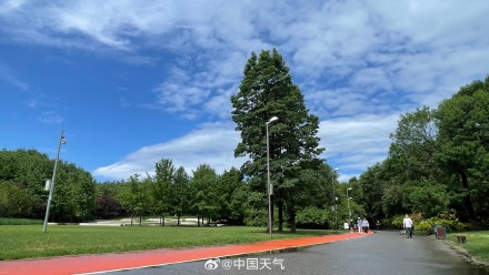 北京雨后蓝天惊艳登场 市民涌向奥森南园共享运动时光