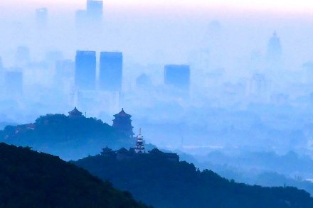 大雨过后现平流雾 京城变身“水墨丹青” 大雨过后现平流雾 京城变身“水墨丹青”