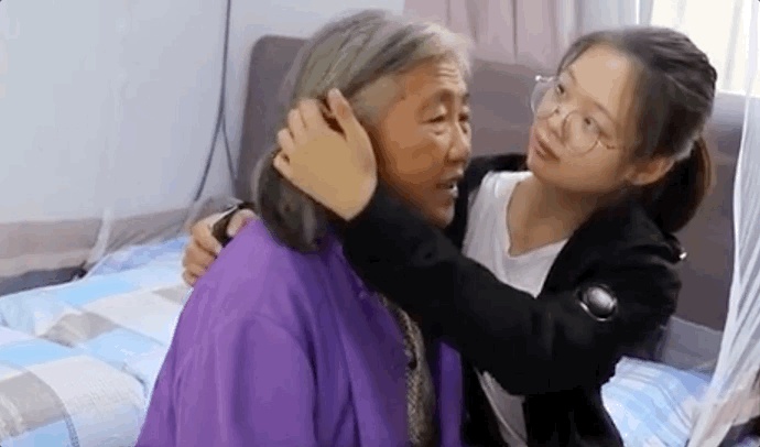 6岁母亲离家出走,12岁父亲离世,四年前她带着失明奶奶上大学,如今一起毕业了! 6岁母亲离家出走,12岁父亲离世,四年前她带着失明奶奶上大学,如今一起毕业了!