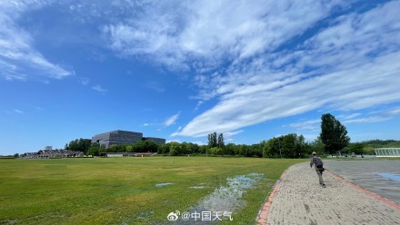 北京雨后蓝天惊艳登场 市民涌向奥森南园共享运动时光