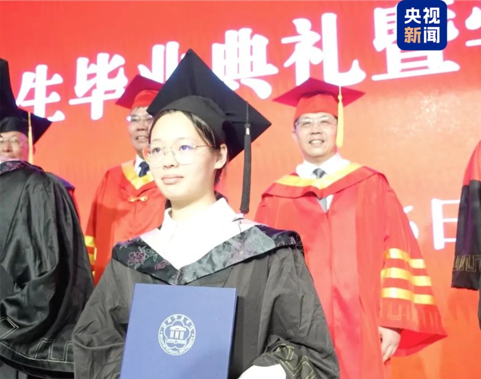 6岁母亲离家出走,12岁父亲离世,四年前她带着失明奶奶上大学,如今一起毕业了! 6岁母亲离家出走,12岁父亲离世,四年前她带着失明奶奶上大学,如今一起毕业了!