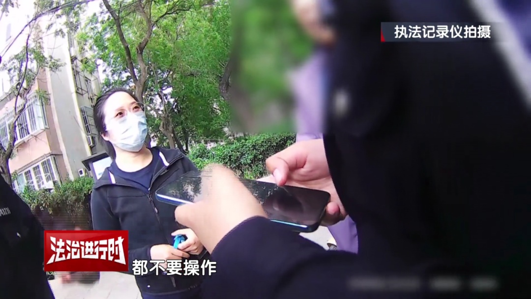 北京女警冲进居民家,紧急拔掉手机卡 北京女警冲进居民家,紧急拔掉手机卡