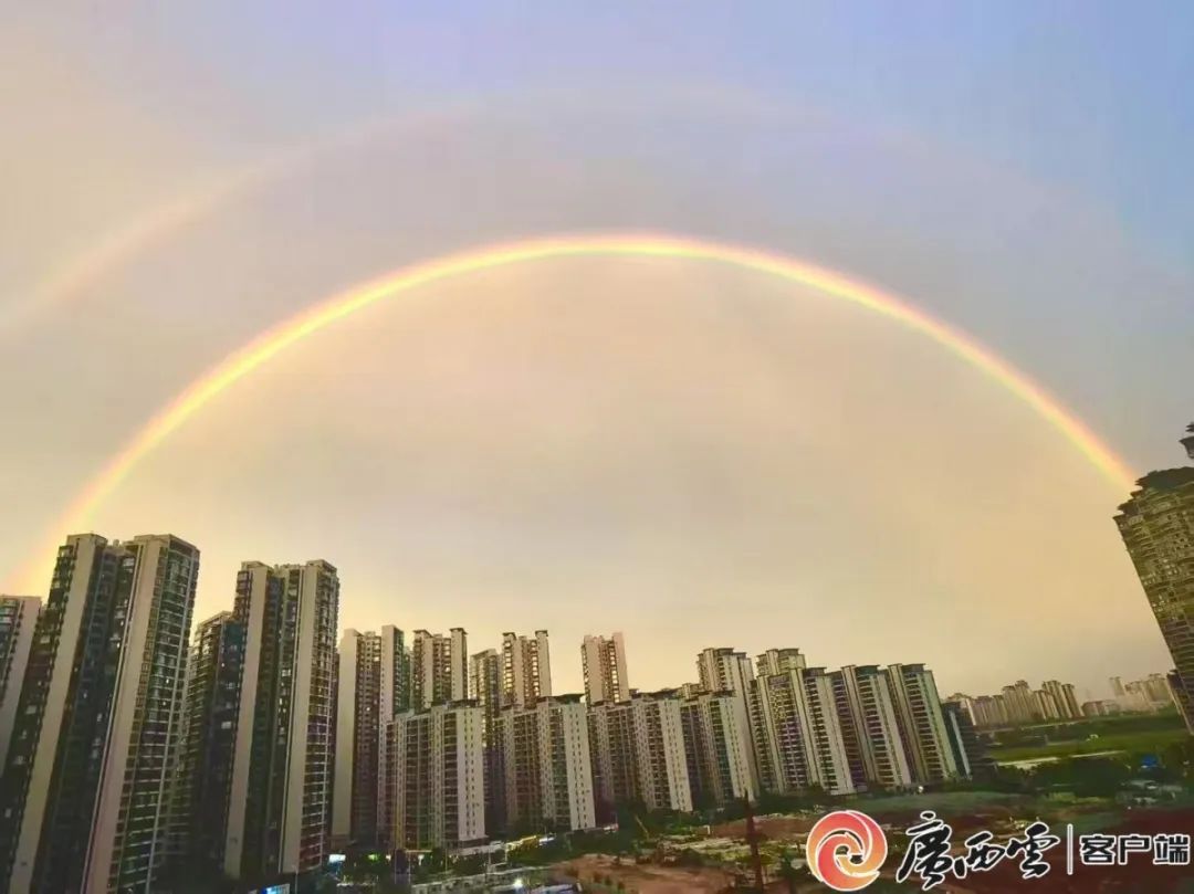 朋友圈刷屏！南宁上空现浪漫“火烧云”双彩虹！