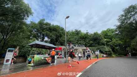 北京雨后蓝天惊艳登场 市民涌向奥森南园共享运动时光