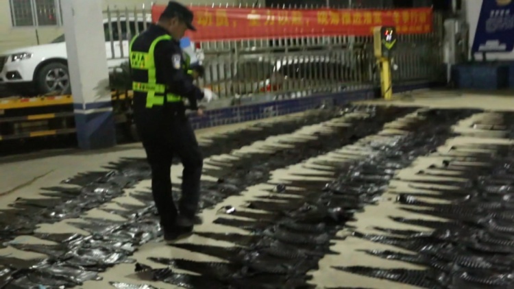 598张!铺满地!广西边境查获一批走私鳄鱼皮 598张!铺满地!广西边境查获一批走私鳄鱼皮