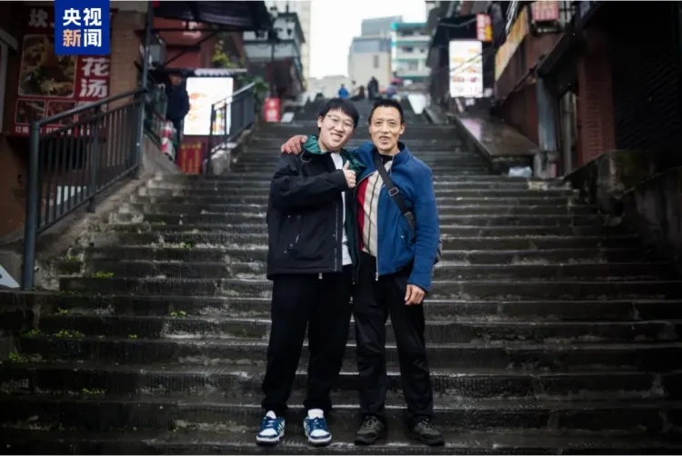 “棒棒”冉光辉和儿子,有了新合影! “棒棒”冉光辉和儿子,有了新合影!